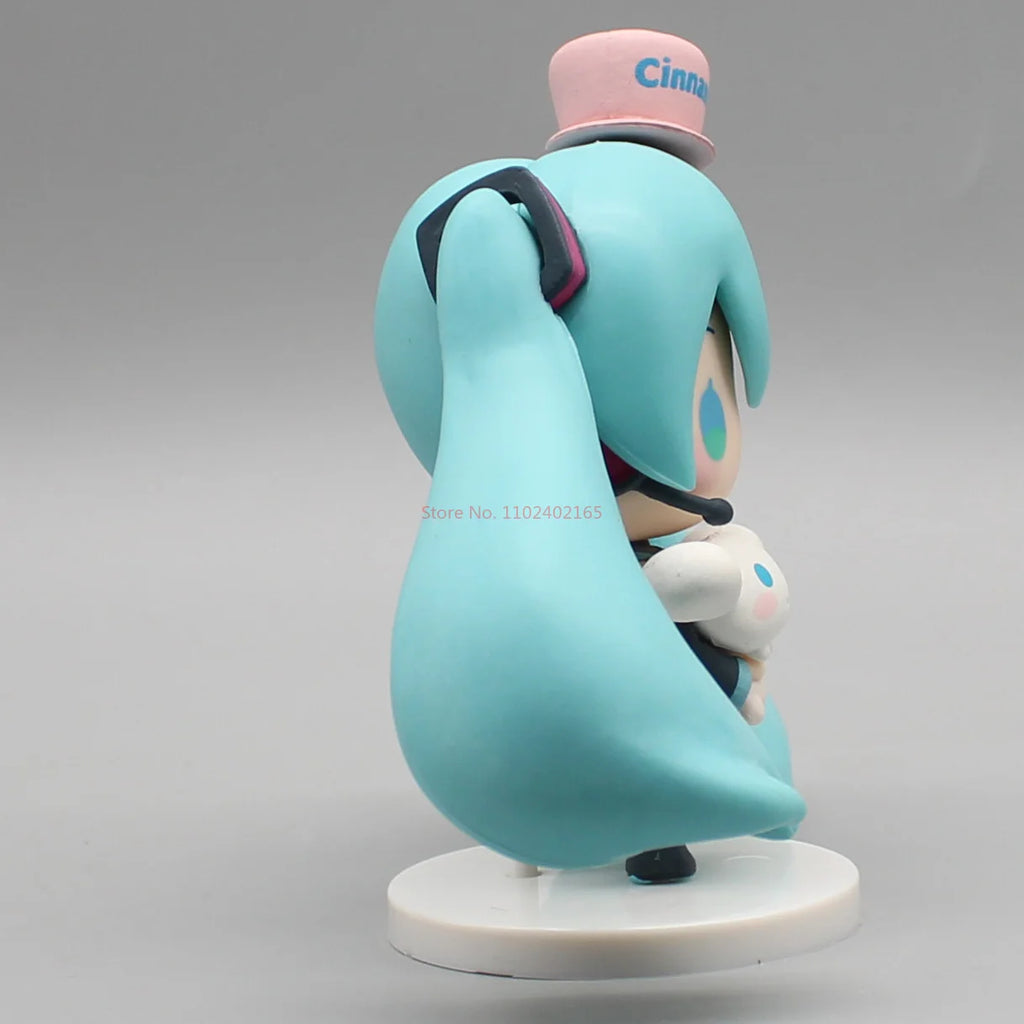 Hatsune Miku Anime Figurine Holding Cinnamoroll Bean Eyed Kawaii Tabletop Decorations Action Figures Doll Model Children ToyGift