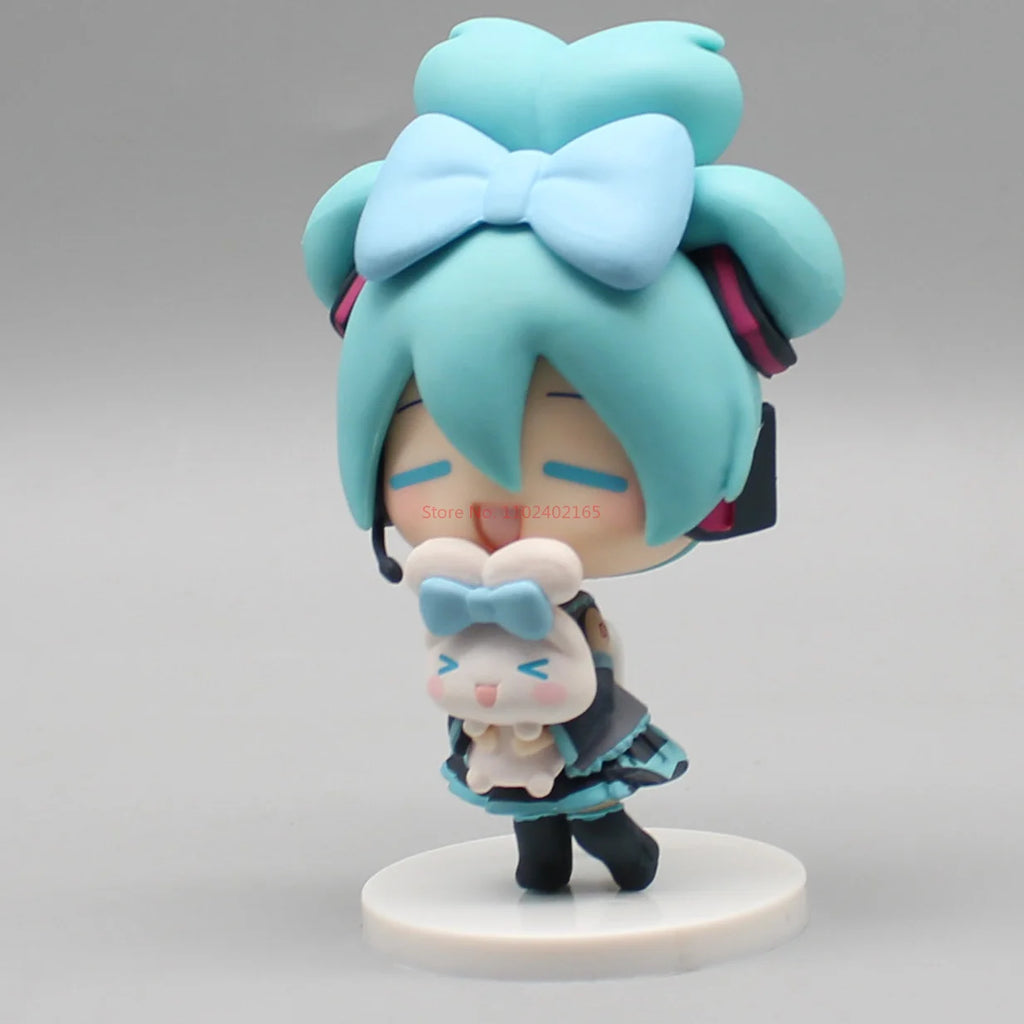 Hatsune Miku Anime Figurine Holding Cinnamoroll Bean Eyed Kawaii Tabletop Decorations Action Figures Doll Model Children ToyGift