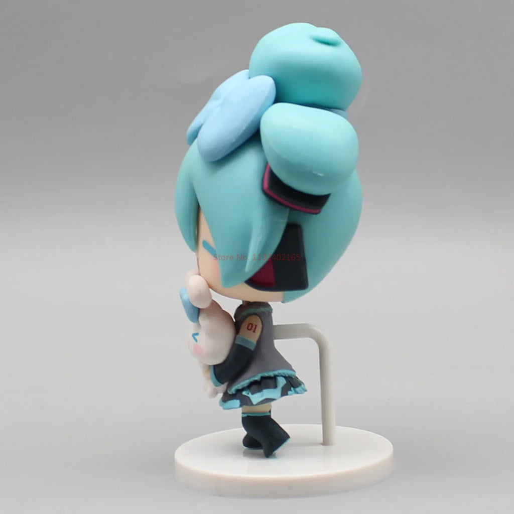 Hatsune Miku Anime Figurine Holding Cinnamoroll Bean Eyed Kawaii Tabletop Decorations Action Figures Doll Model Children ToyGift