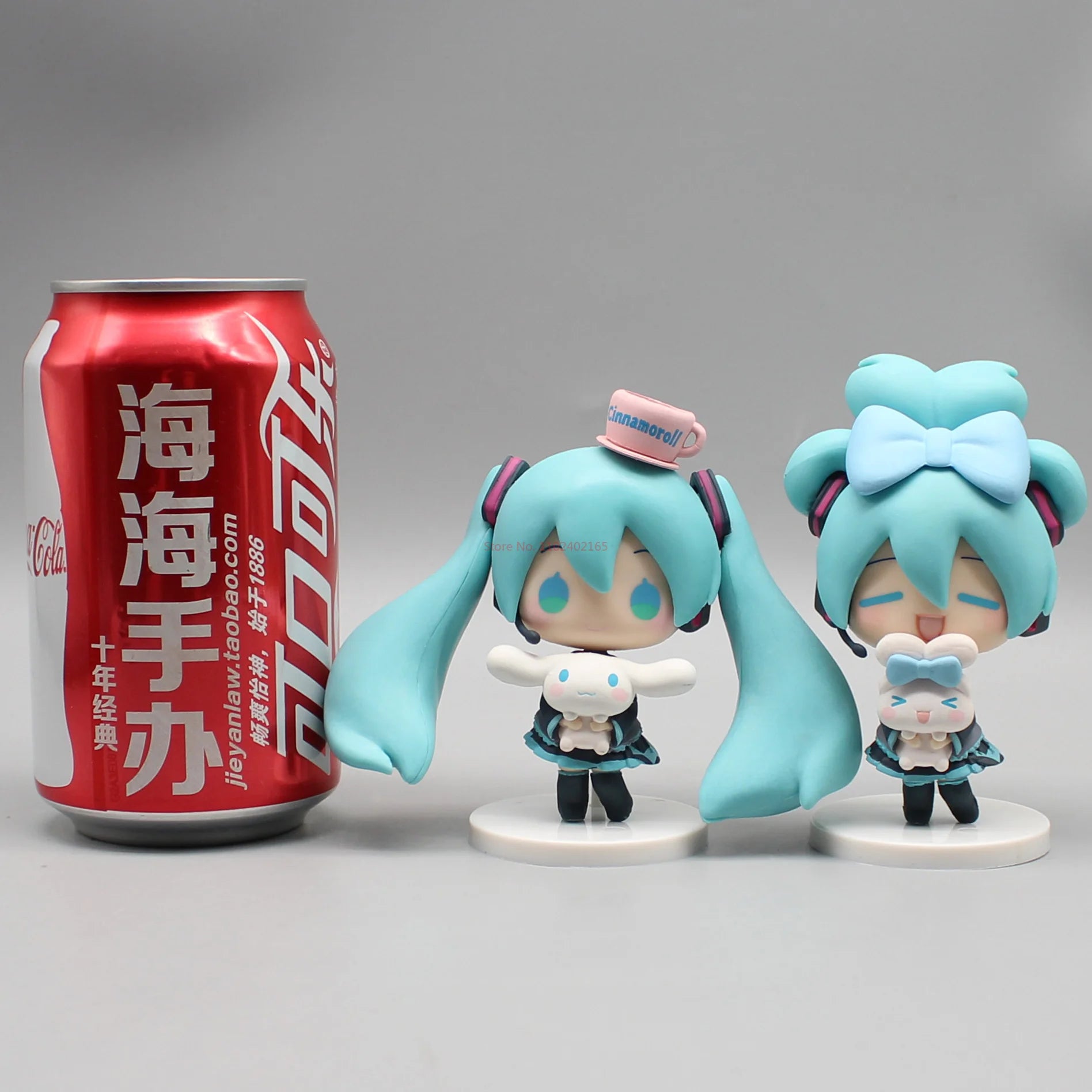 Hatsune Miku Anime Figurine Holding Cinnamoroll Bean Eyed Kawaii Tabletop Decorations Action Figures Doll Model Children ToyGift